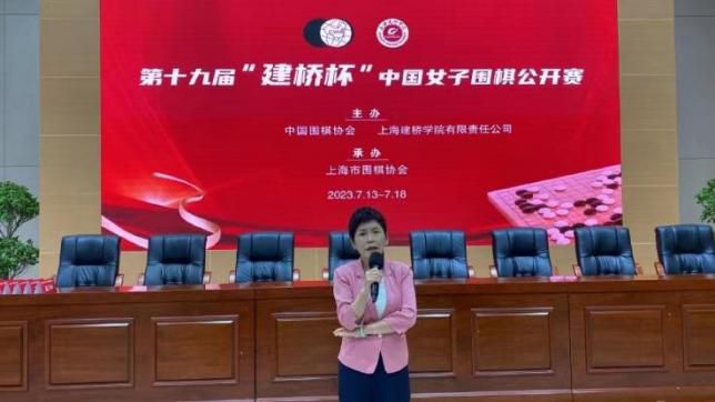 学院也迎来了新校长巴里·多特（史蒂夫·布西密 饰），星期三的弟弟帕斯利（艾萨克·奥多内斯 饰）也即将入学。