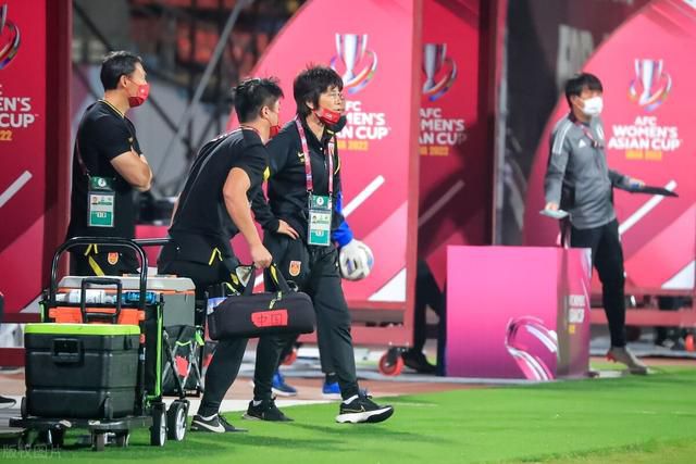 颜丙燕五次踏上红毯成为十年红毯最活跃电影人；
