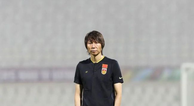 在海报上，由罗伯特·德尼罗扮演的黑帮家族老家长携米歇尔·菲佛、迪安娜·阿格隆与约翰 让-保罗获威尼斯终身成就奖 现场遭苏菲·玛索强吻 2016-09-09 当地时间9月8日，第73届威尼斯电影节终身成就金狮奖举行颁奖典礼，《筋疲力尽》《狂人皮埃罗》演员让-保罗·贝尔蒙多获第73届威尼斯国际电影节终身成就奖。