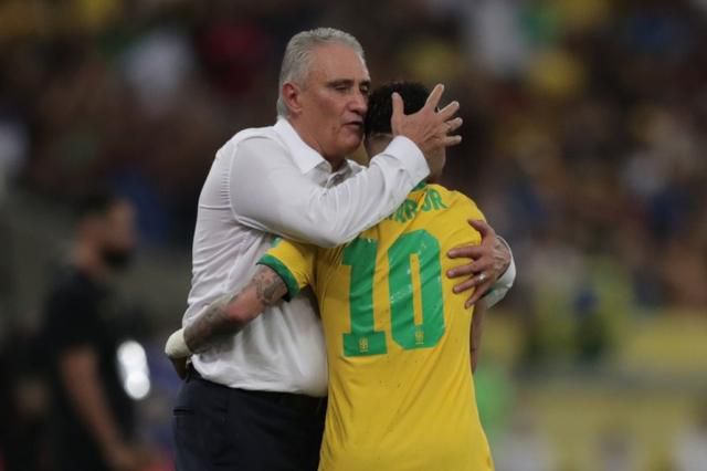 在室外场景的拍摄中，张艺谋则将镜头转向城市建筑和现代科技。