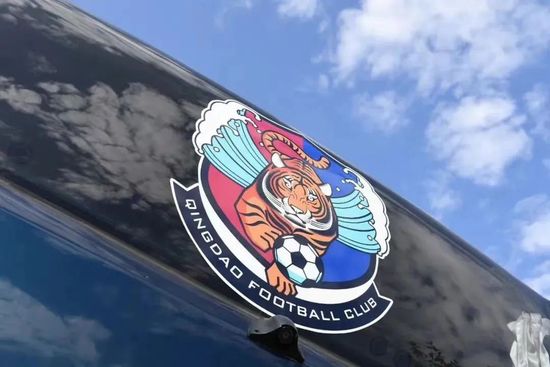 阿汤哥以一身墨绿皮衣搭牛仔裤的休闲装扮走出机场候机大厅，瞬间引得众人围观。