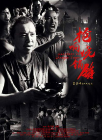 “千晓追上了光，见到了充满奇幻感的世界，再进到里面去的时候，是一条由胶片构成的隧道。